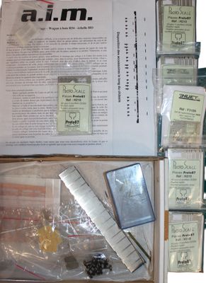 une boîte contenant divers objets, posée sur une table