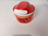 une petite boîte rouge avec un couvercle blanc posée sur une table