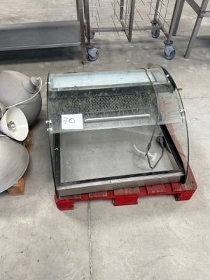 une vitrine en verre posée sur une palette