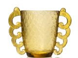 un vase en verre jaune avec une anse dorée sur fond blanc