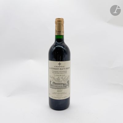 une bouteille de vin posée sur une table