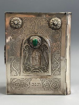 une boîte ancienne en argent ornée d'une pierre verte au centre
