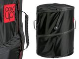 un sac noir avec un autocollant rouge dessus et un sac noir avec un autocollant rouge dessus