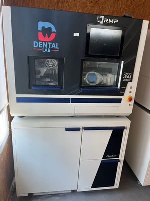 une machine qui se trouve dans le coin d'une pièce