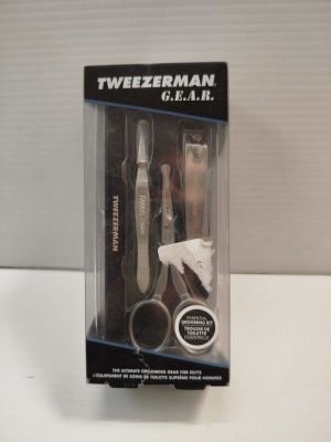 une boîte de produits Tweezerman posée sur une table
