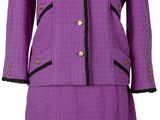 un tailleur-jupe violet sur un mannequin, un mannequin, un mannequin, un mannequin, un mannequin, un mannequin, un mannequin, un mannequin, un mannequin, un mannequin, un mannequin, un mannequin, un mannequin, un mannequin, un mannequin, un mannequin, un mannequin, un mannequin, un mannequin, un mannequin, un mannequin, un mannequin, un mannequin, un mannequin, un mannequin, un mannequin, un mannequin, un mannequin, un mannequin, un mannequin, un mannequin, un mannequin, un mannequin, un mannequin, un