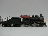un petit train assis sur les rails