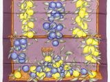 une photo d'un foulard carré orné d'un motif de citrons
