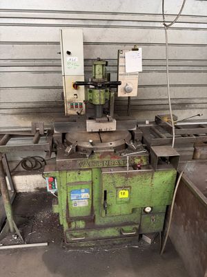 une machine posée sur une table dans une pièce
