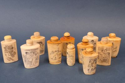 un ensemble de petites bouteilles alignées sur une table
