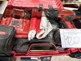 une boîte à outils rouge avec des outils sur une table
