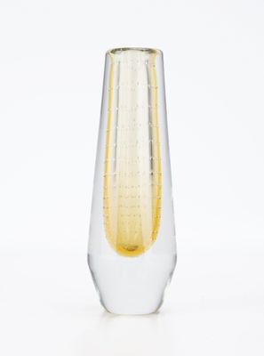 un vase en verre contenant un liquide jaune