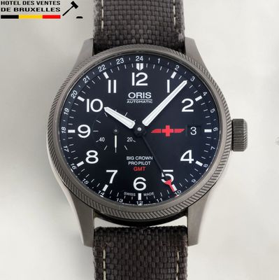 Montre Oris à grande couronne et aiguilles, avec cadran noir et bracelet en nylon noir