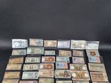 une pile de vieux billets posée sur une table noire