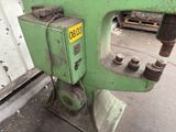 a machine that is sitting on the ground in the garage