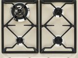 une photo d'une plaque de cuisson à gaz blanche équipée de deux brûleurs