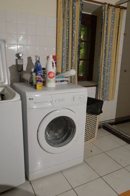 un lave-linge et un sèche-linge dans une petite pièce