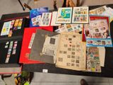 une table sur laquelle se trouvent de nombreux timbres
