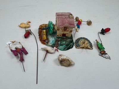 beaucoup de petites figurines qui se trouvent sur la table