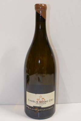 une bouteille de vin posée sur une table