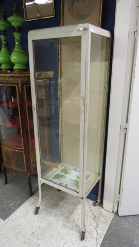 Vitrine trois faces de pharmacie ouvrant à 1 porte, 1 étagère en ...