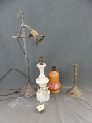une lampe posée sur une table à côté d'autres objets