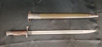 deux couteaux posés sur une table