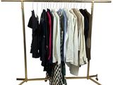 un portant avec des vêtements suspendus, sur fond blanc