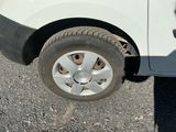 une camionnette blanche garée sur le bord de la route