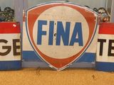 deux panneaux posés sur une table devant un mur