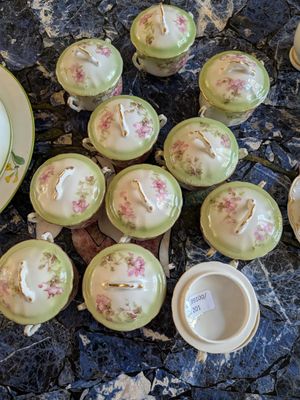 un grand nombre de tasses à thé et de soucoupes posées sur une table
