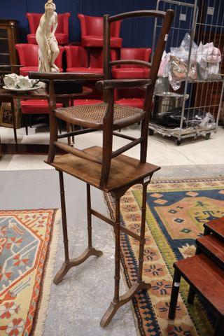Chaise enfant assise cannée et une table (élément de gigogne)