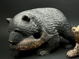 une statue représentant un ours et son ourson assis l'un à côté de l'autre