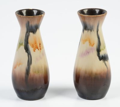 deux vases posés côte à côte sur une surface blanche