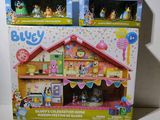 deux jouets qui se trouvent dans la boîte posée sur la table