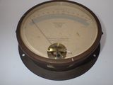 un gros plan d'un compteur analogique posé sur une table