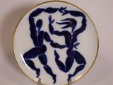 une assiette avec un motif bleu et blanc