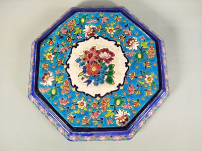 une petite boîte bleue ornée d'un motif floral