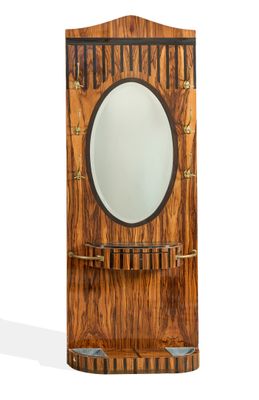 une image représentant un miroir en bois surmonté d'un miroir