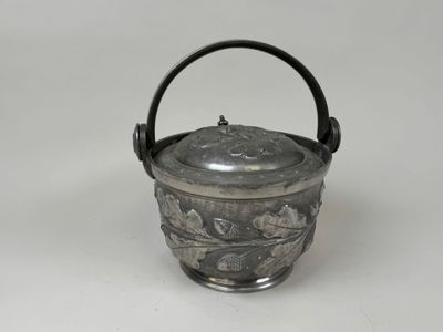 une théière ancienne en argent, dotée d'une anse et d'une poignée