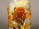 a picture of a yellow and white bead on a table