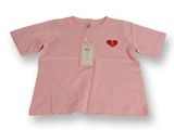 T-shirt rose avec un cœur rouge sur la poitrine et une étiquette