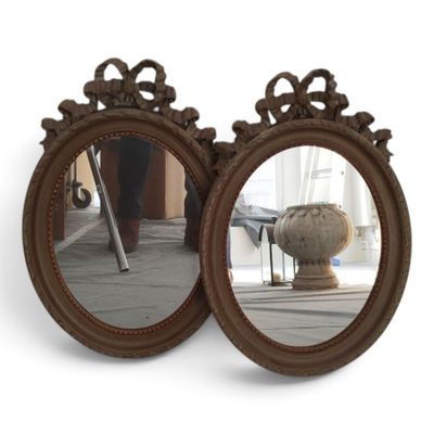 deux miroirs posés sur une table