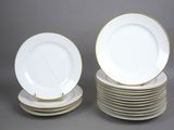 un service de douze assiettes plates blanches et dorées