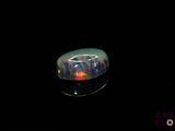 une bague posée sur une table dans l'obscurité