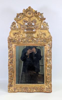 un homme se prenant en photo dans un miroir