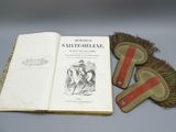 un livre et une paire de chaussures posés sur une table