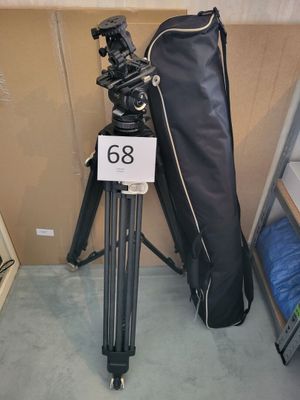un trépied sur lequel sont posés un sac et un appareil photo