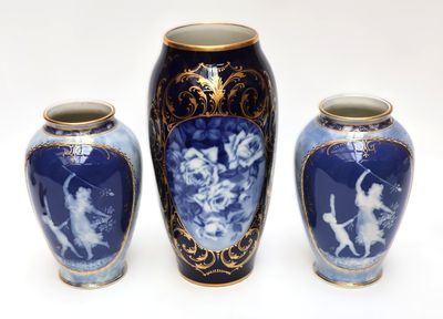 trois vases posés l'un à côté de l'autre sur une surface blanche