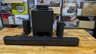 une chaîne hi-fi noire posée sur une table en bois